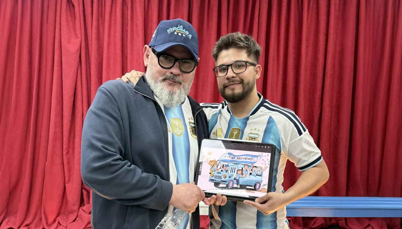 Del papel al aire: Juanca dibujando en vivo en "La Hinchada Stream" de Canal 9